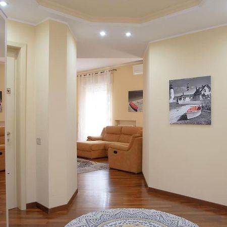 Appartamento Grazioso Con Parcheggio Privato Piacenza Exterior photo