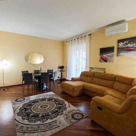 Appartamento Grazioso Con Parcheggio Privato Piacenza Exterior photo
