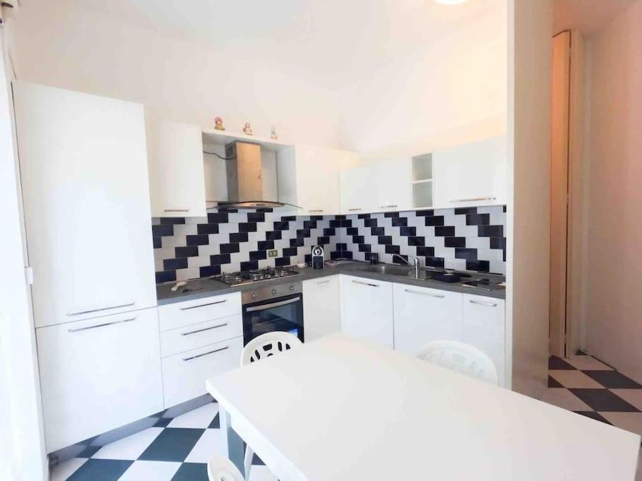 Appartamento Grazioso Con Parcheggio Privato Piacenza Exterior photo