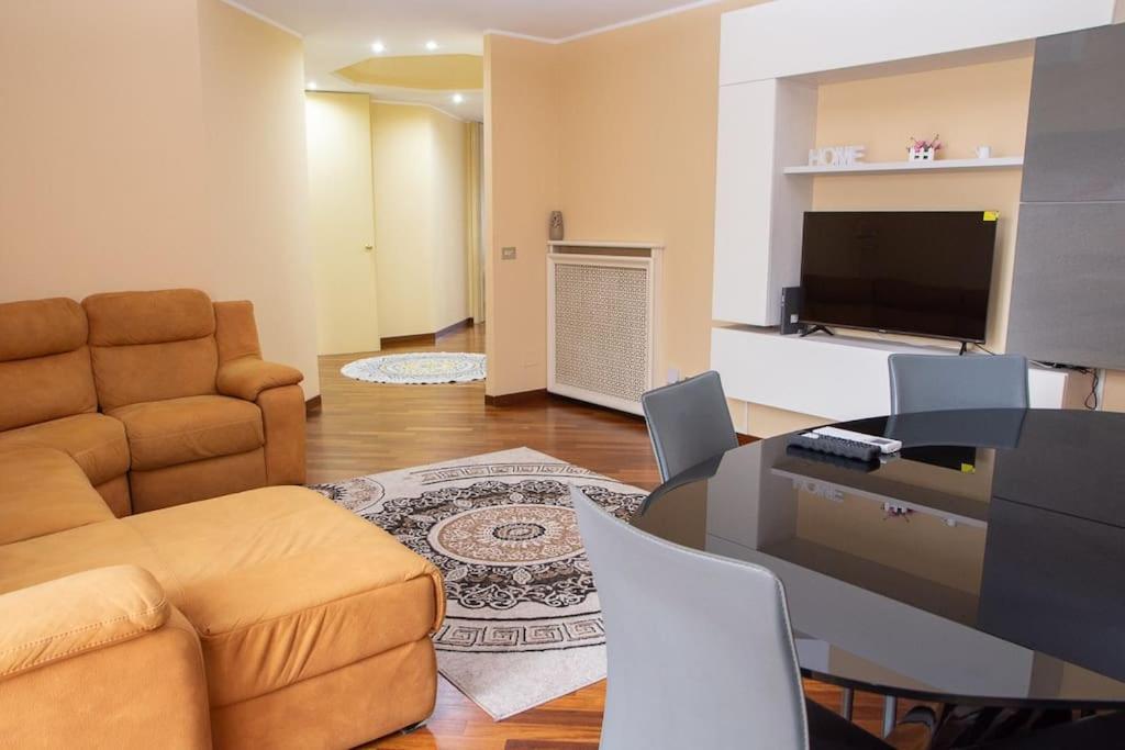 Appartamento Grazioso Con Parcheggio Privato Piacenza Exterior photo