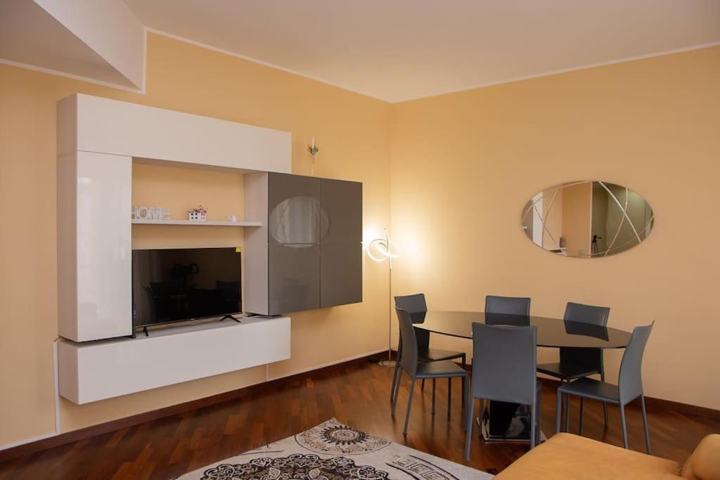 Appartamento Grazioso Con Parcheggio Privato Piacenza Exterior photo
